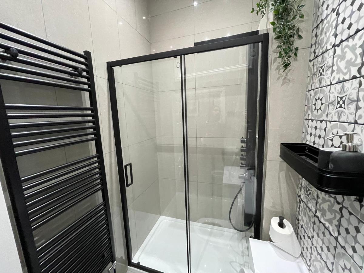 Adeamstays Provides Beautiful Centrally Located 1 And 2 Bed Apartments On Liverpools Boulevard Екстериор снимка